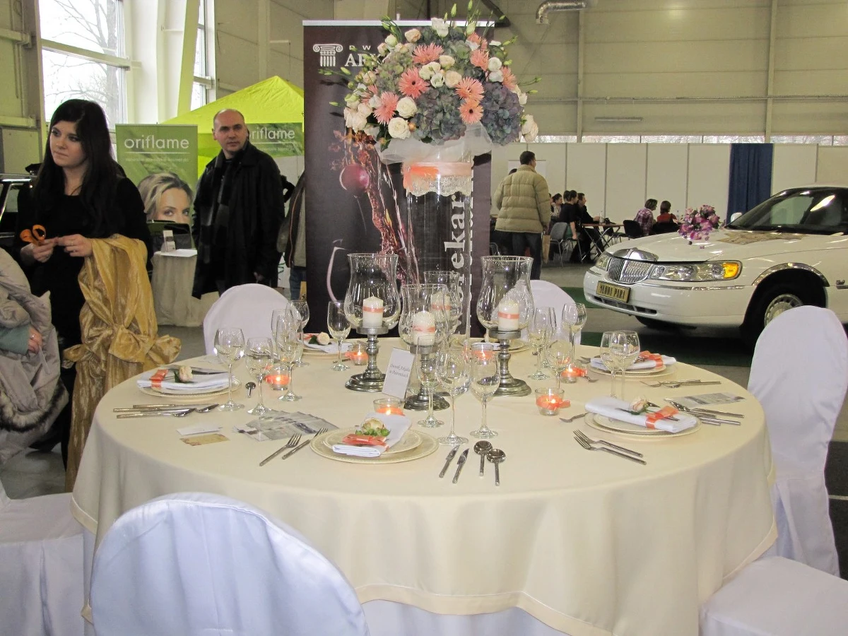 Chyba nikt nie spodziewał się, że kryzys dopadnie także branżę ślubną. Tymczasem na lubelskich targach weselnych zaprezentowało się w tym roku mniej wystawców niż zazwyczaj. A sami zwiedzający wybierają raczej tańsze oferty.