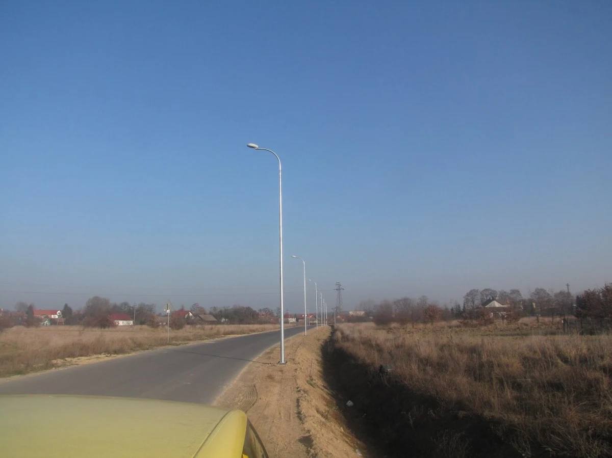Małopolska gmina Kłaj nie chce przejąć oświetlenia na nowym 800-metrowej długości odcinku drogi. Jak twierdzi, jest ich za dużo i stoją za blisko siebie. Firma budująca trasę uważa, że latarnie zostały ustawione zgodnie z przepisami i normami.