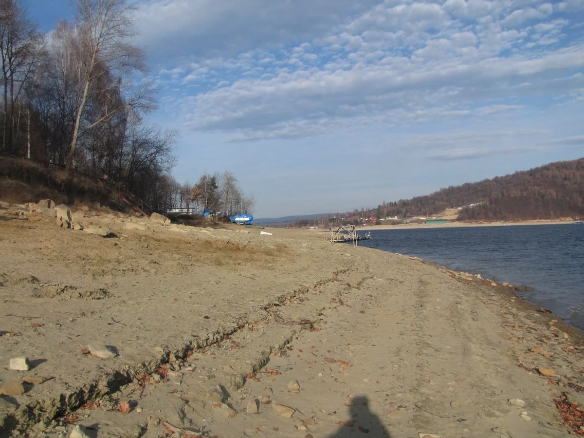 Kilka ton śmieci udało się zebrać z brzegów Zbiornika Solińskiego. Okazja do sprzątania jest wyjątkowa, ponieważ poziom wody jest tak niski, że suchą stopa można wejść nawet kilkadziesiąt metrów w głąb jeziora. Taka sytuacja spowodowana suszą zdarzyła się po raz pierwszy od kilku lat.
