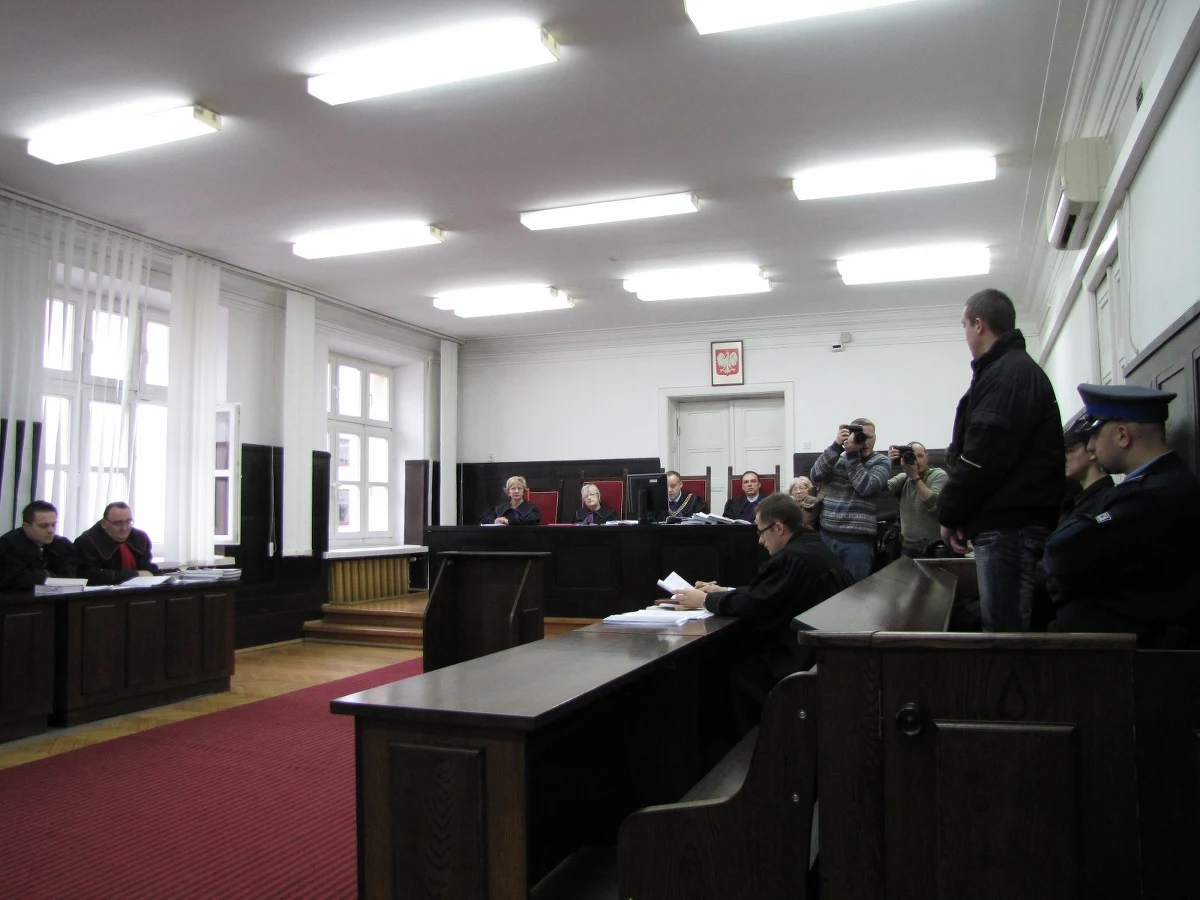 Przed łódzkim Sądem Okręgowym rozpoczął się proces 28-letniego Michała S., oskarżonego o zabójstwo pracownicy "Providentu". Sąd zdecydował, że ze względu na dobro rodziny zamordowanej, rozprawy będą odbywać się za zamkniętymi drzwiami. Oskarżonemu grozi dożywocie. Członkowie rodziny zamordowanej kobiety występują jako oskarżyciele posiłkowi.