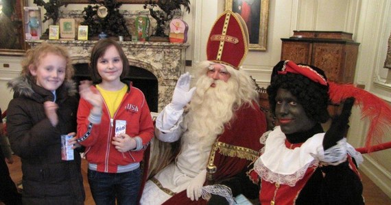 Wiemy, gdzie naprawdę mieszka Święty Mikołaj. Przynajmniej ten, który przychodzi do belgijskich dzieci. Mieszka w miejscowości Sint Niklaas, a nie w Laponii, jeździ na białym koniu, a nie w zaprzęgu z reniferami i pomagają mu Czarne Piotrusie, a nie skrzaty.