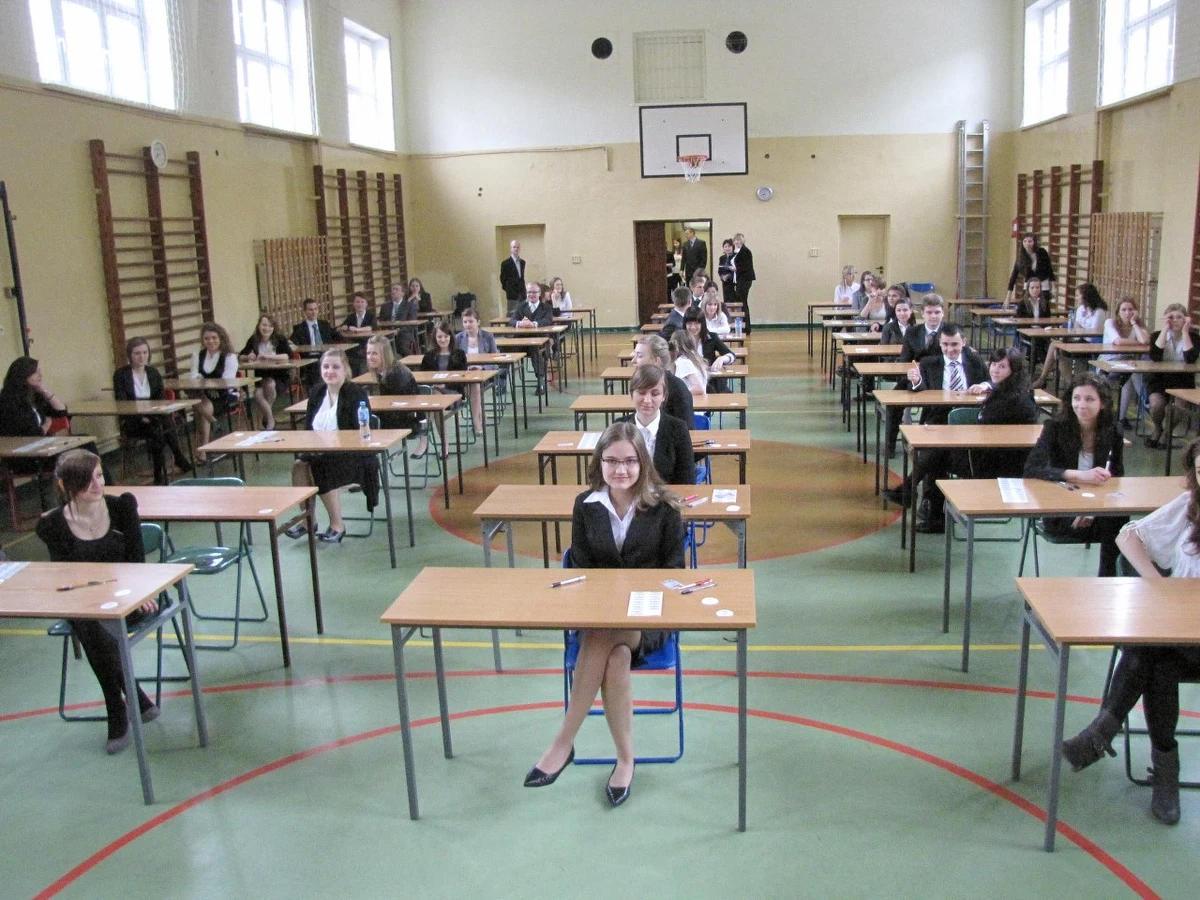 Będzie nowy sposób oceniania gimnazjalistów na koniec szkoły. Centralna Komisja Egzaminacyjna odchodzi od tzw. klucza przy pytaniach otwartych. Wypracowanie z polskiego czy zadania z matematyki wymagające dłuższego rozwiązania mają być teraz oceniane według "skal holistycznych".