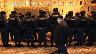 Rosyjska policja zatrzymuje uczestników moskiewskiego wiecu opozycji