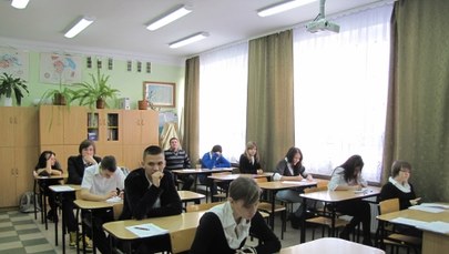 Gimnazjaliści piszą próbny egzamin