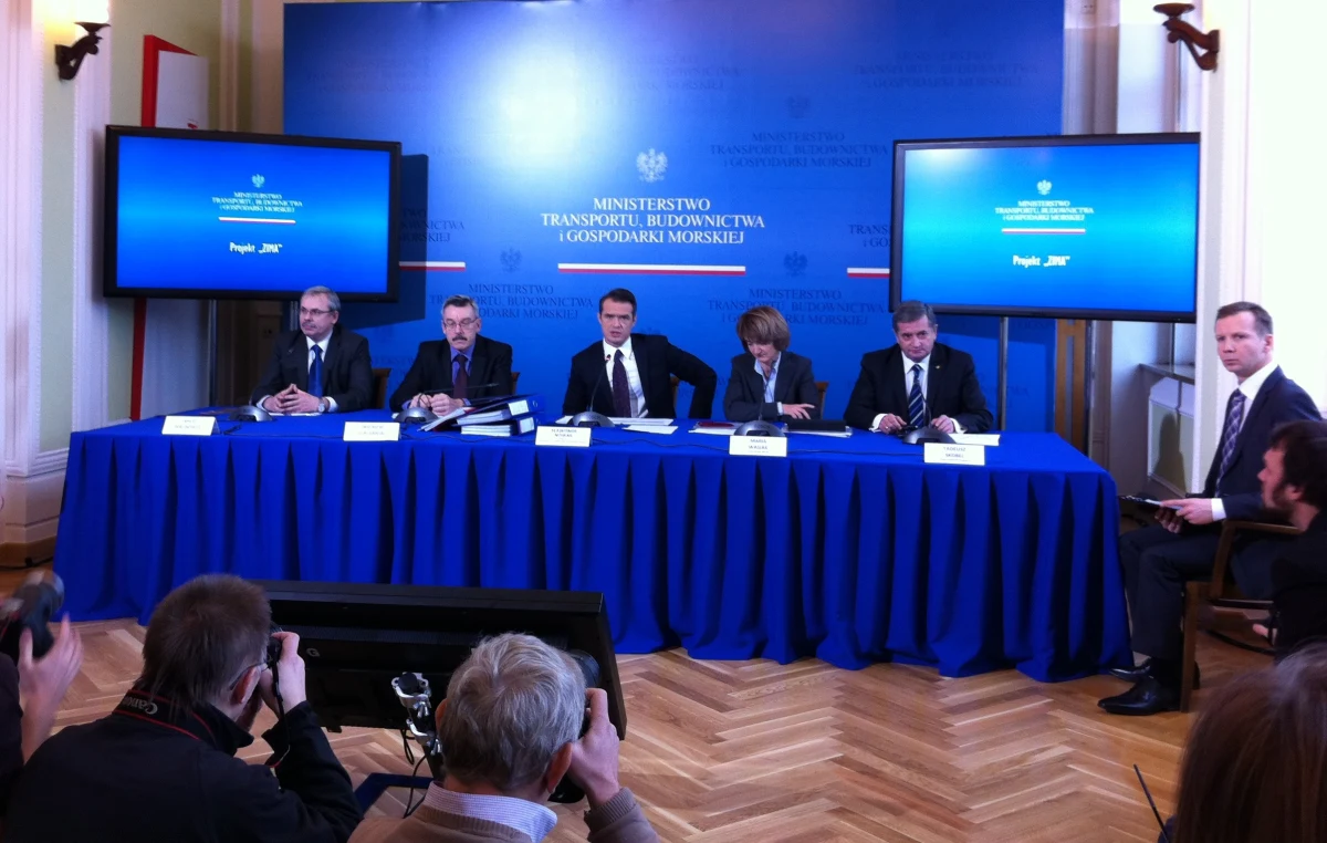 Minister transportu jak generał na wojnie. Sławomir Nowak zebrał swój sztab w Warszawie i nakreślił na ekranach wizję kampanii zimowej na kolei. Sytuacja przed wprowadzeniem nowego rozkłady jazdy przypominała w tej prezentacji działania militarne. Przez pole walki przetaczały się armie wagonów. A z naprzeciwka nacierały wrogie fronty atmosferyczne. Minister i całe PKP zapewniało, że totalny chaos - taki jak w ubiegłym roku - się nie powtórzy. I przedstawiali swoje nadzwyczajne działania i przygotowania, które tak naprawdę powinny obowiązywać co roku i być rutynowe.