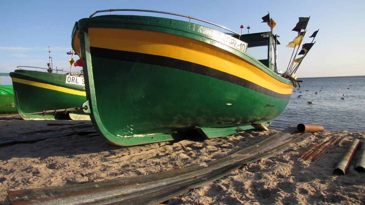 Cały dzień mocno będzie wiać na północy Polski - ostrzegają synoptycy. Nad morzem porywy sięgać mogą 90 kilometrów na godzinę. Sztorm na Bałtyku przybiera na sile. Nawet rybacy, łowiący na wodach Zatoki Gdańskiej, musieli przerwać pracę.