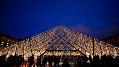 Piramida przed Luwrem świeci ekologicznym przykładem