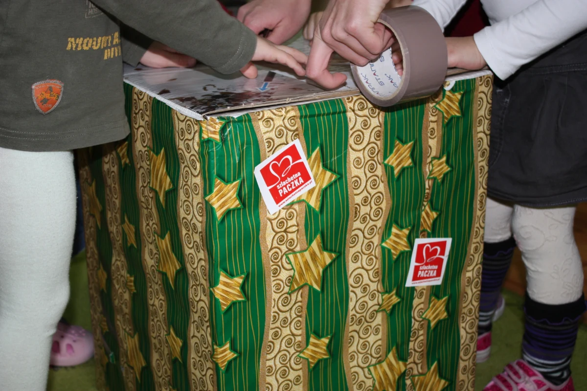 "Ryż, mąka, proszek, sok, odkurzacz. To dla pani Cecylii. Ona nie ma niczego" - mówią maluchy z krakowskiego przedszkola przy ulicy Pszczelnej, które włączyło się w akcję "Szlachetna Paczka". Ideą kampanii jest przekazywanie bezpośredniej materialnej pomocy rodzinom w potrzebie. W tym roku zorganizowano ją już po raz jedenasty.