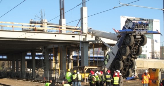 Dwie osoby zostały ranne w wypadku na budowie dworca w Poznaniu. Przewrócił się tam dźwig budowlany. Maszt maszyny uderzył w konstrukcję budowanego dworca. 

