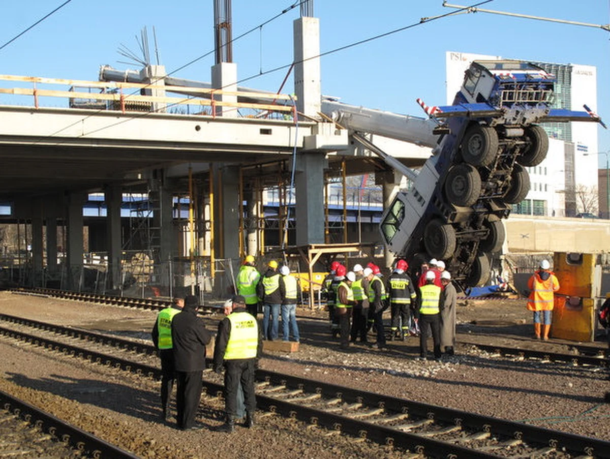 Nie żyje robotnik przygnieciony dźwigiem na budowie dworca w Poznaniu. Maszyna przewróciła się przed południem. W wypadku ucierpiały dwie osoby. Zaraz po zdarzeniu zniknął operator dźwigu. Godzinę później zgłosił się do pracodawcy. Był pijany. Miał 2,5 promila alkoholu.