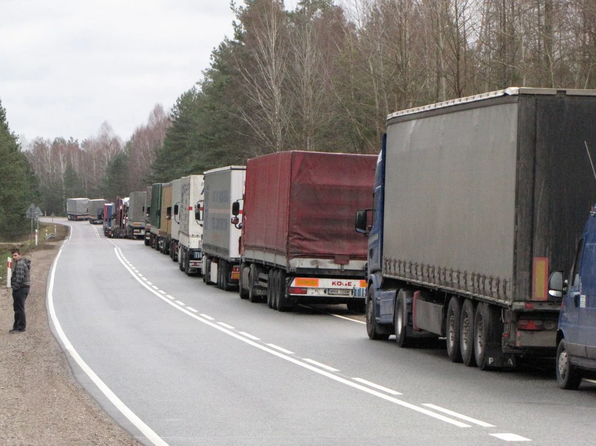 Wczesnym popołudniem kolejki na granicy z Białorusią są niemal tak duże, jak rano. Podobne zatory rozładowują się zazwyczaj w niedzielę po południu. Przedświąteczny weekend jest jednak wyjątkowy.
