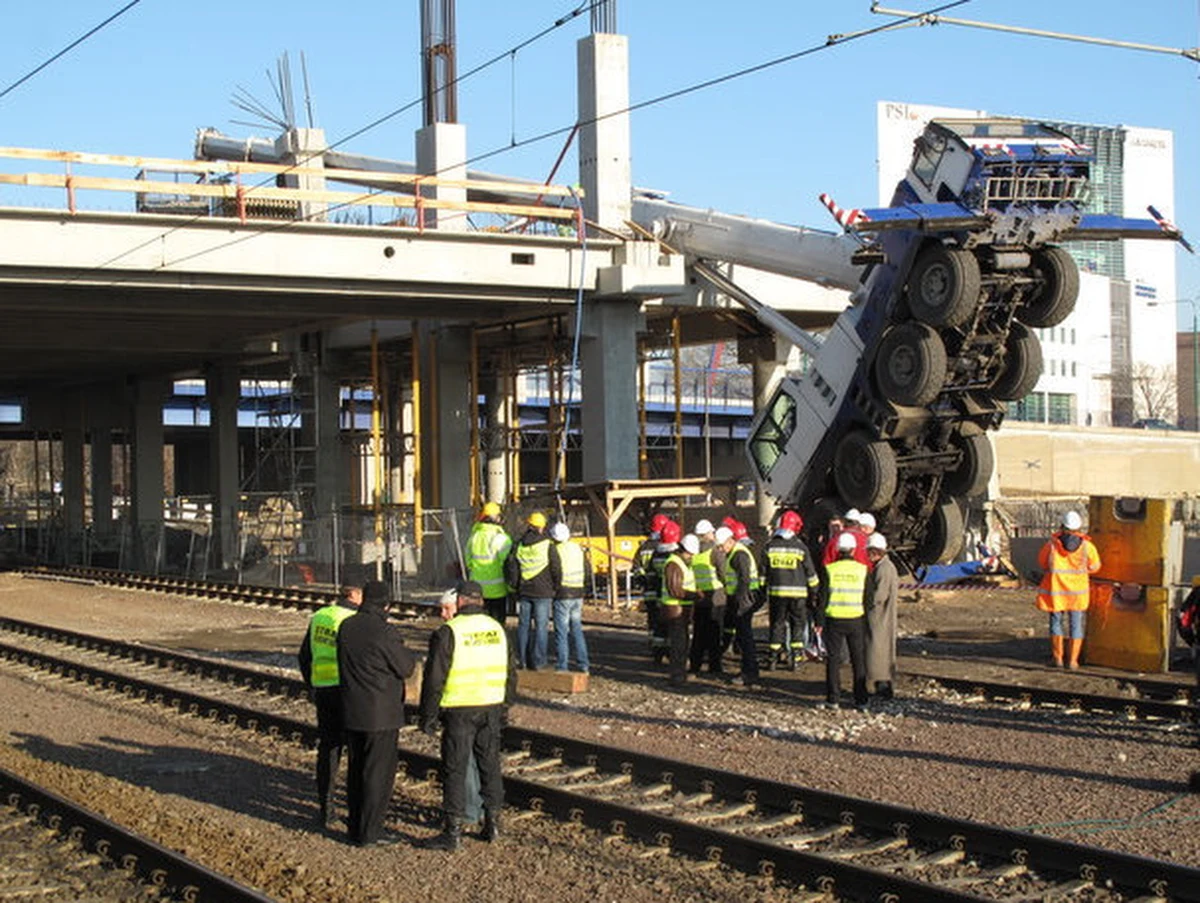 Operator dźwigu, który przewrócił się w zeszłym tygodniu na budowie dworca w Poznaniu, zostanie w areszcie. Sąd odrzucił zażalenie mężczyzny, podejrzanego o spowodowanie pod wpływem alkoholu katastrofy budowlanej. W wypadku zginął jeden robotnik, drugi został ranny.
