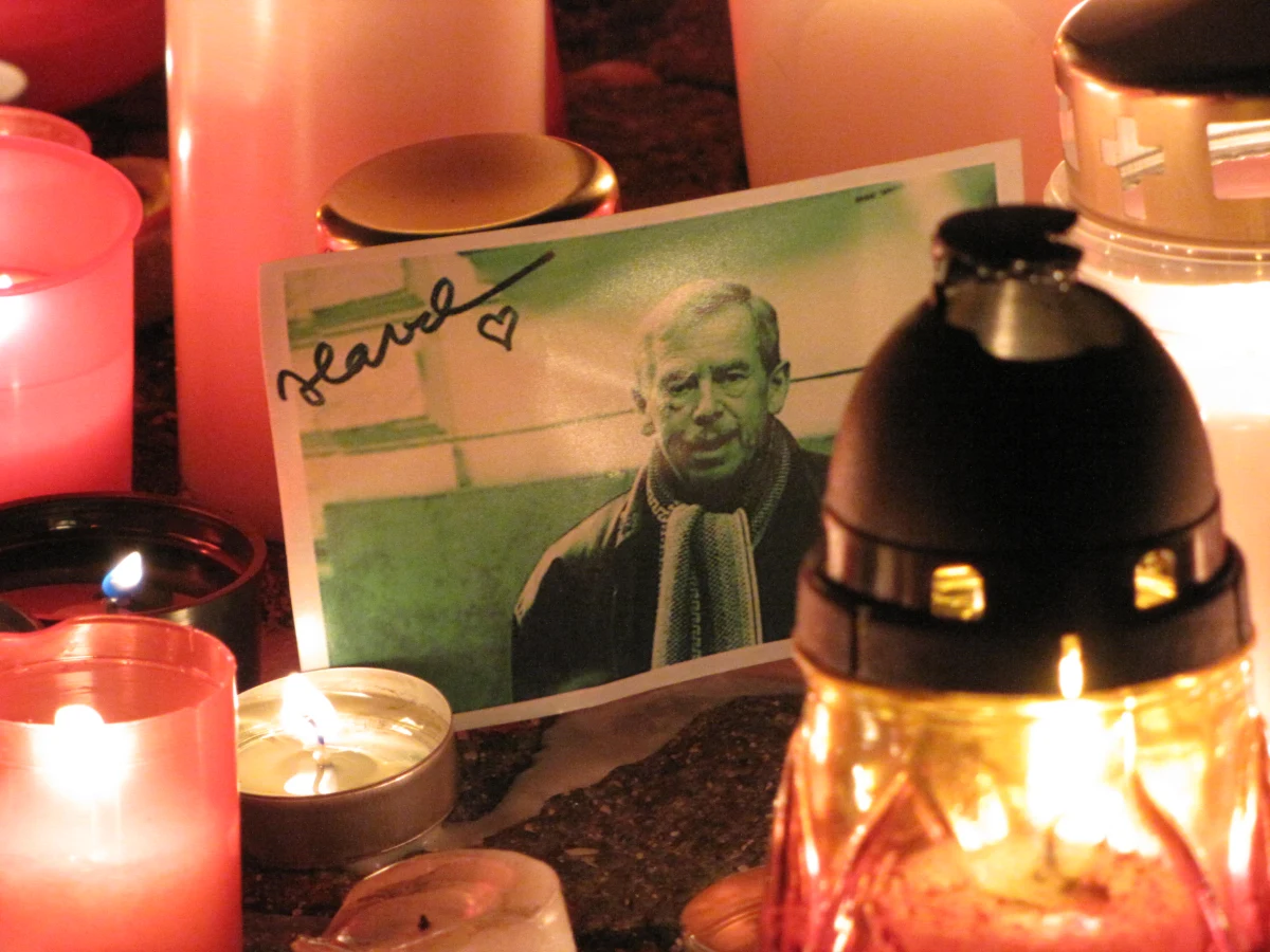 W piątek w Pradze odbędzie się pogrzeb Vaclava Havla. Państwowe uroczystości rozpoczną się w południe w katedrze św. Wita. W obecności przedstawicieli państwa i gości z zagranicy mszę żałobną odprawią wspólnie prymas Czech, praski arcybiskup Dominik Duka i praski biskup pomocniczy Vaclav Maly. Następnie rodzina zmarłego zabierze ciało. Złożenie urny do grobu nastąpi dopiero po świętach Bożego Narodzenia.