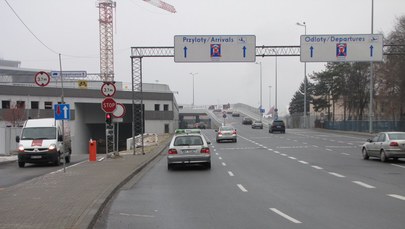Kłopoty kierowców, którzy chcą zaparkować na warszawskim lotnisku