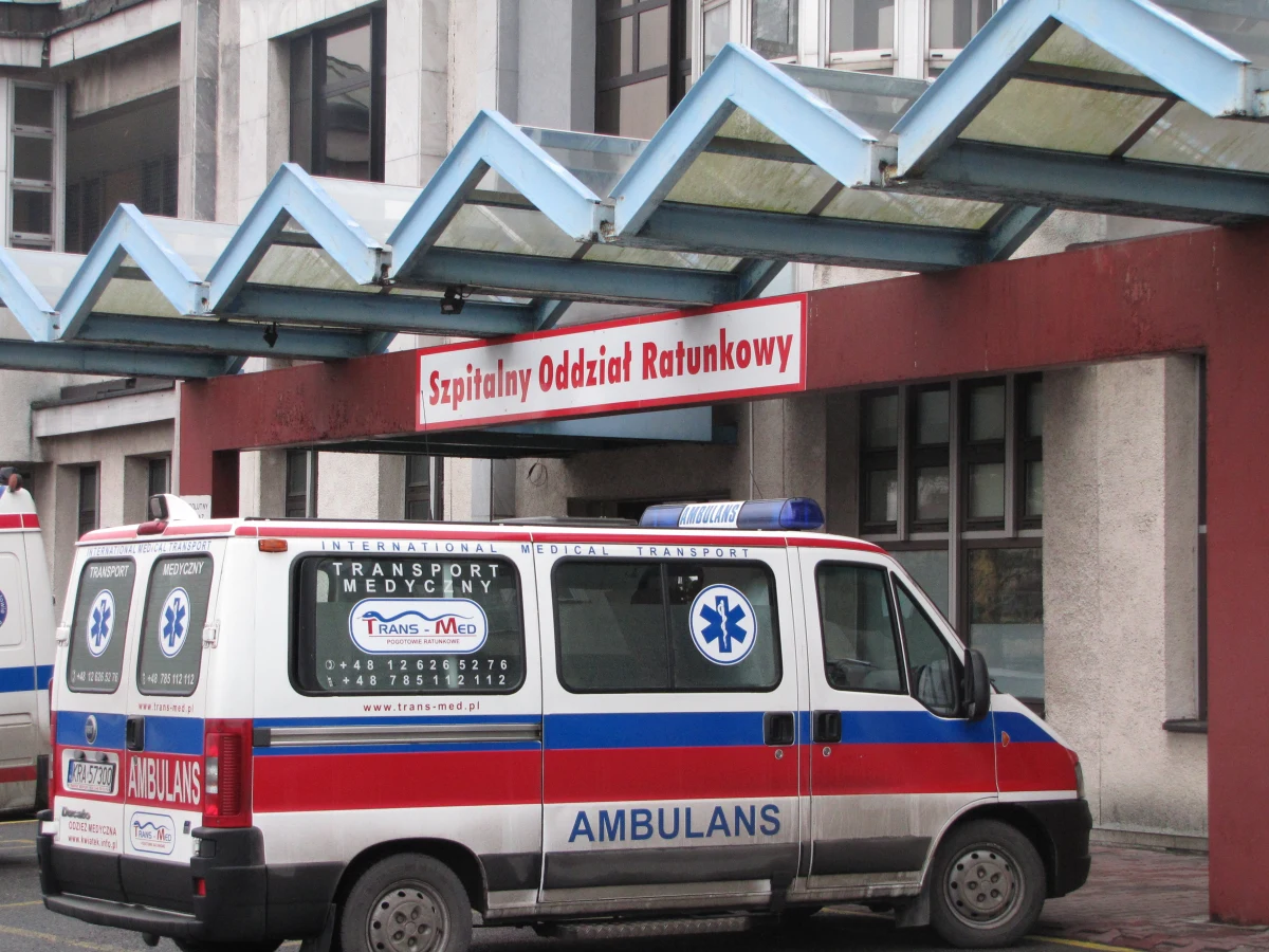 Zamiast Szpitalnego Oddziału Ratunkowego będzie Izba Przyjęć. Małopolski Narodowy Fundusz Zdrowia nie podpisze z dwoma szpitalami kontraktów na prowadzenie SOR-ów. Powód to brak ciepłej sieni, czyli specjalnego podjazdu dla karetek pogotowia.