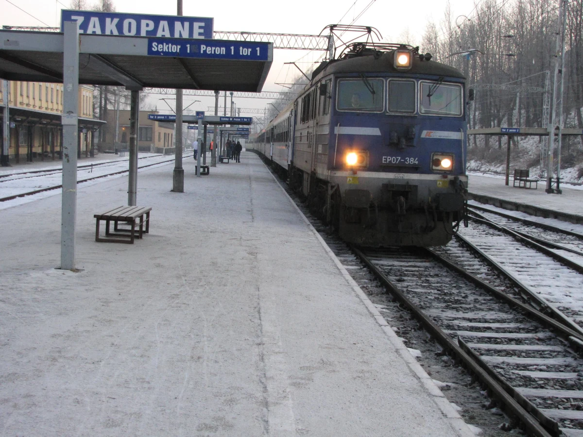 W PKP jak w Korei Północnej: mijają lata, zmieniają się przywódcy, ale dla zwykłych obywateli nie zmienia się nic. Kto wie, może to właśnie są dwa największe skanseny na świecie: komunizmu i kolejnictwa.