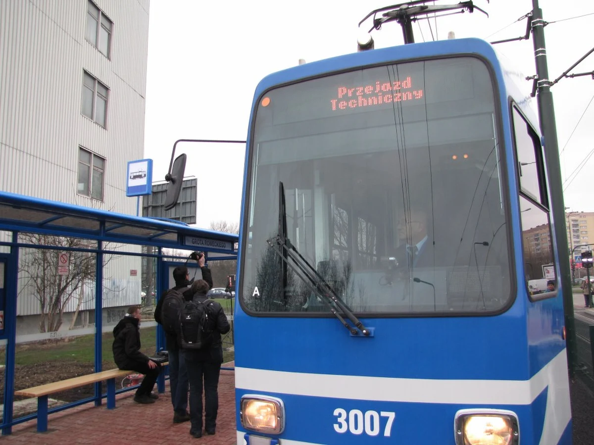 Mieszkańcy Krakowa od jutra mogą korzystać z nowej trasy tramwajowej, która połączyła osiedle Ruczaj i 3. kampus Uniwersytetu Jagiellońskiego z centrum miasta. Na razie do użytku oddano 1800 metrów torów, czyli połowę inwestycji. Całość ma być gotowa za rok.