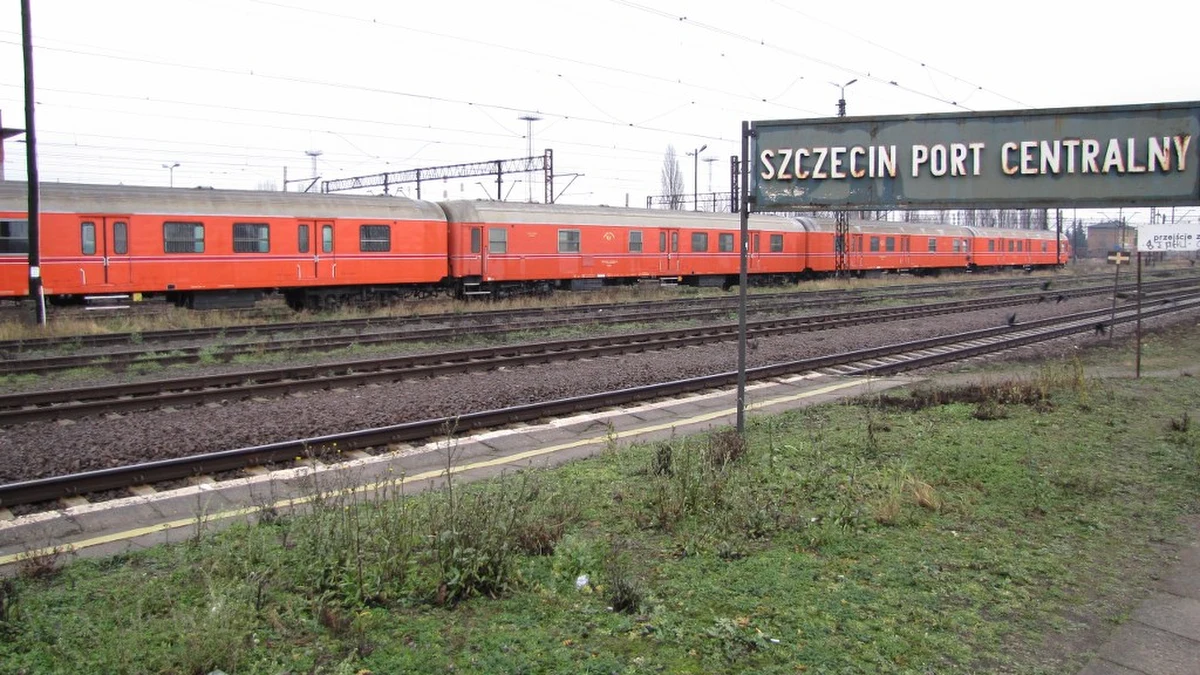 W Szczecinie wystawiono na sprzedaż cztery ostatnie wagony pocztowe w Polsce. Po prawie 30 latach pracy, z niemal milionem przejechanych kilometrów na koncie, odchodzą do lamusa. Teraz pocztę - listy, paczki - wożą po Polsce już tylko ciężarówki.