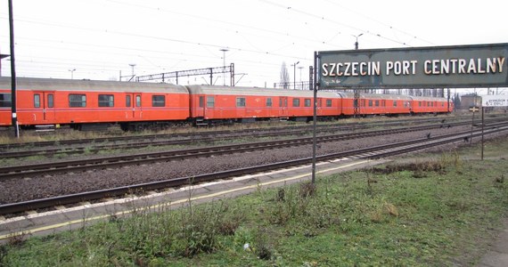 W Szczecinie wystawiono na sprzedaż cztery ostatnie wagony pocztowe w Polsce. Po prawie 30 latach pracy, z niemal milionem przejechanych kilometrów na koncie, odchodzą do lamusa. Teraz pocztę - listy, paczki - wożą po Polsce już tylko ciężarówki.