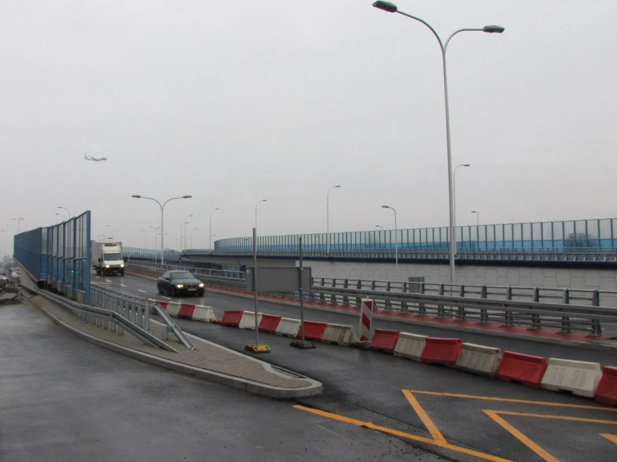 Tuż przed Nowym Rokiem drogowcy oddali do użytku węzeł Łopuszańska w Warszawie. Opóźniona o pół roku inwestycja miała odkorkować między innymi Aleje Jerozolimskie. W rzeczywistości cały czas jest jednak placem budowy.