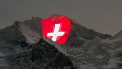 Iluminacja północnej ściany Jungfrau w Alpach