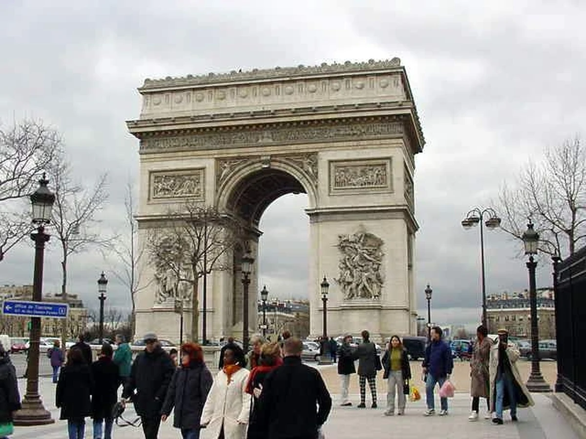 Narodowa katastrofa! Światowa kompromitacja! Upadł mit! - załamują ręce dziennikarze i komentatorzy we francuskich mediach. Sławne Pola Elizejskie - nazywane dumnie przez paryżan "najpiękniejszą aleją świata" wypadły bardzo źle w rankingu Instytut Badań Handlowych "Presence". Może i są najpiękniejsze, ale równocześnie bardzo "nieprzyjazne dla turystów" - uznał instytut i przyznał Champs-Élysées dopiero 16. miejsce.