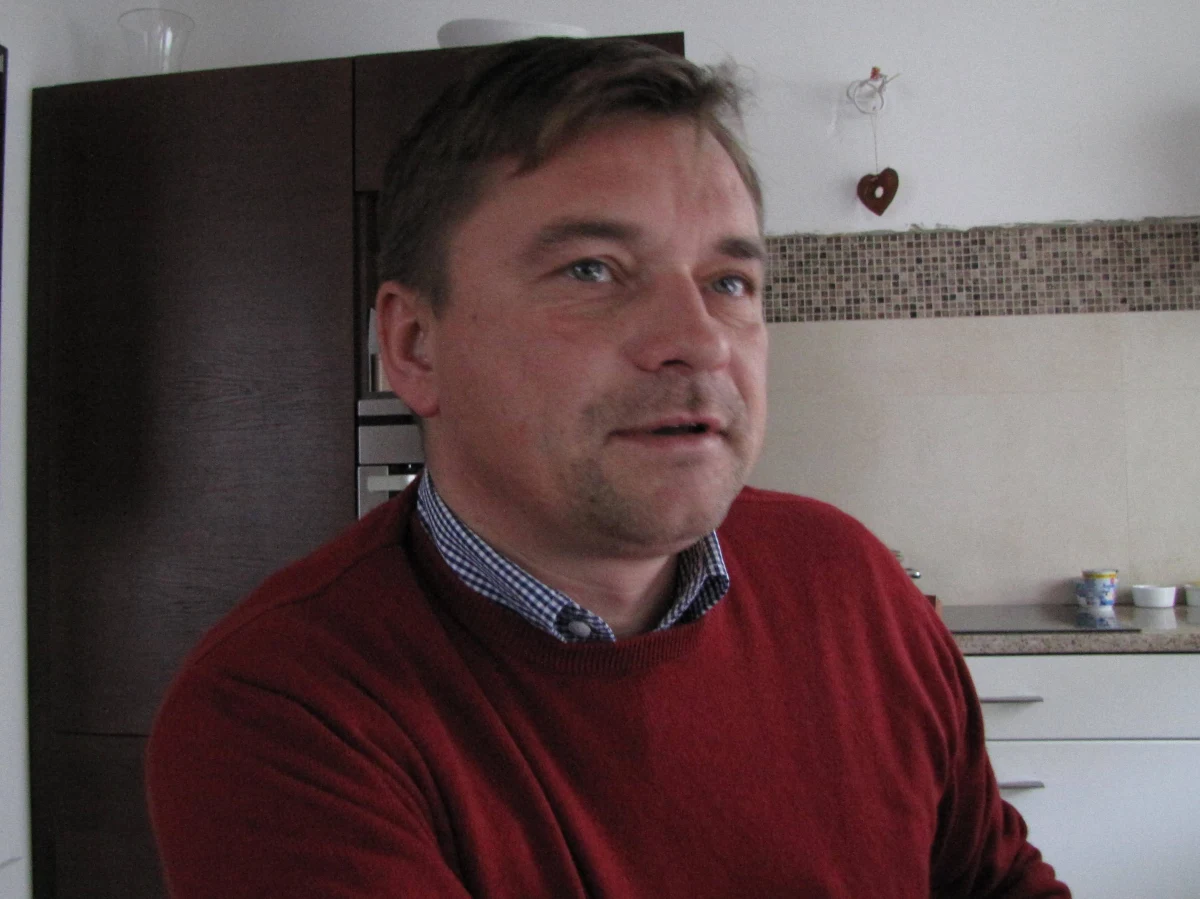 Gdyby Roman Paszke odpłynął dalej niż 400 mil od najbliższego lądu, to już nie byłaby walka o jacht, ale o jego życie - mówi Jarosław Kaczorowski, żeglarz i wieloletni współpracownik kapitana. Dodaje, że jego zdaniem, Polak będzie drugi raz próbował bić rekord. "Zostawił rzecz niedokończoną. Będzie chciał ją dokończyć" - mówi w rozmowie z reporterem RMF FM Kubą Kaługą.