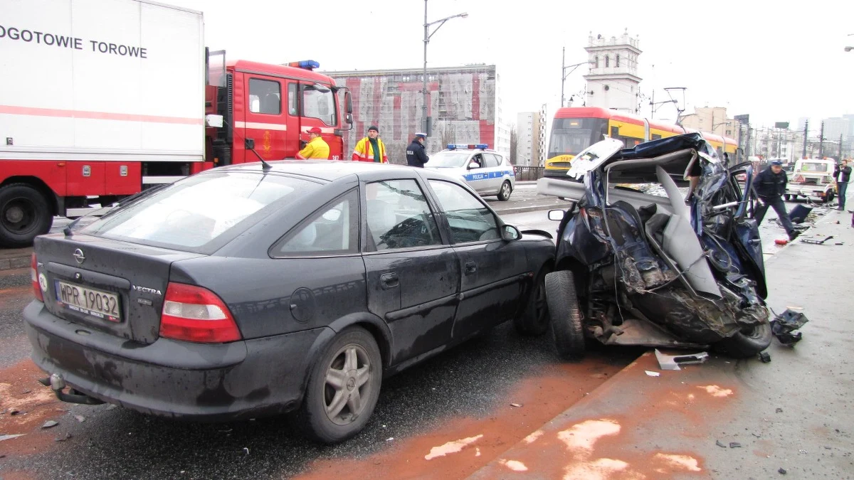 Dwie osoby zostały ranne w zderzeniu tramwaju i dwóch samochodów w centrum Warszawy. Do stłuczki doszło na Moście Poniatowskiego między Pragą a Śródmieściem. To cud, że nikt nie zginął - przyznają policjanci.