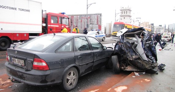 Dwie osoby zostały ranne w zderzeniu tramwaju i dwóch samochodów w centrum Warszawy. Do stłuczki doszło na Moście Poniatowskiego między Pragą a Śródmieściem. To cud, że nikt nie zginął - przyznają policjanci.