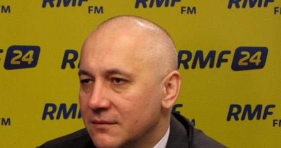 "Zamiast wydmuszką medialną Tuskiem, lepiej zachwycać się Jarosławem Kaczyńskim" - mówi w Kontrwywiadzie RMF FM Joachim Brudziński. "Ludzie wkrótce odczują w portfelach działania cudaków z PO. Dziś widziałem paliwo diesla po 6 złotych, coraz łatwiej będzie przekonywać ludzi, że trzeba ich wszystkich odwołać. Na wszystkie bolączki Jurek Owsiak? Tak nie może być" - mówi Brudziński. "Dogmat o świętości Owsiaka jest dogmatem heretycko-schizmatycznym. PiS, żeby pomagać ludziom nie musi robić medialno-charytatywnych szopek" - dodaje.