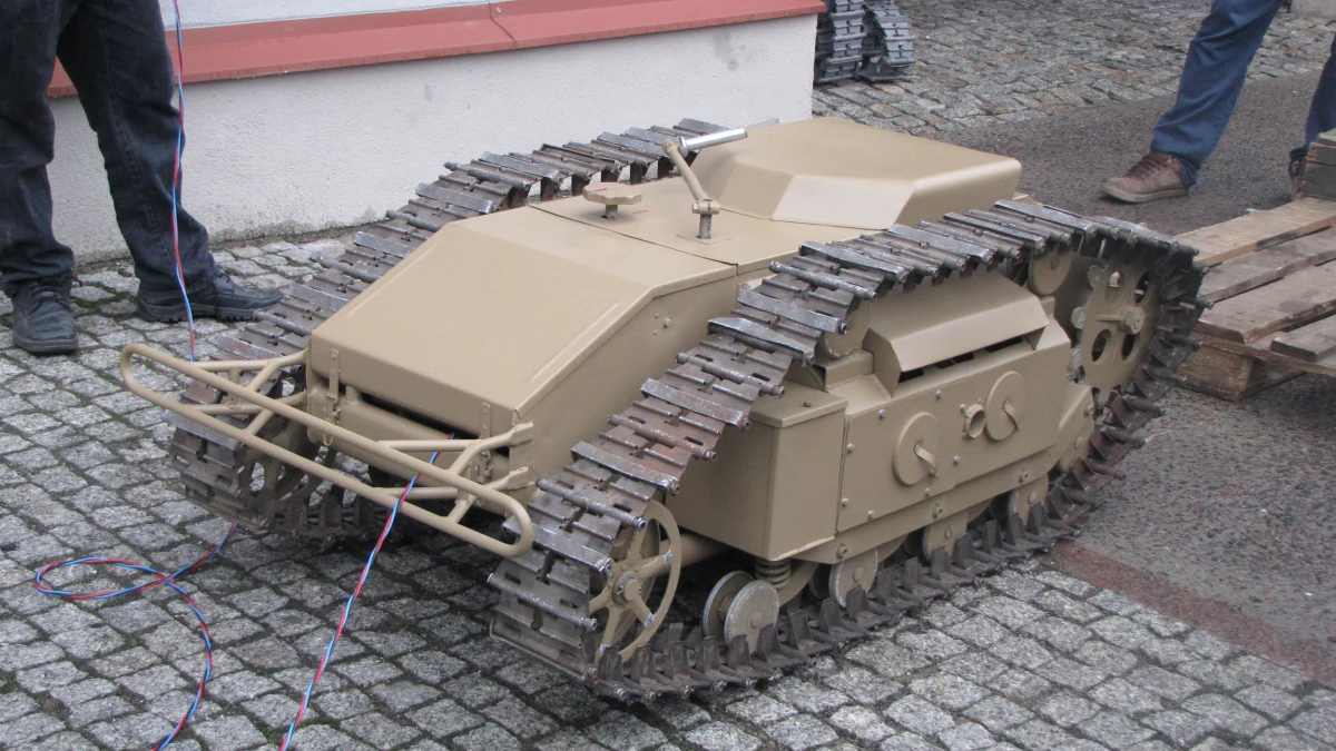 Goliath - niepozornie wyglądający, ale bardzo groźny pojazd gąsienicowy do transportu ładunków wybuchowych to nowy eksponat Muzeum Powstania Warszawskiego. Kupiona od belgijskiego kolekcjonera zabytkowa mina samobieżna została dziś uruchomiona. Od jutra można ją zobaczyć w MPW.