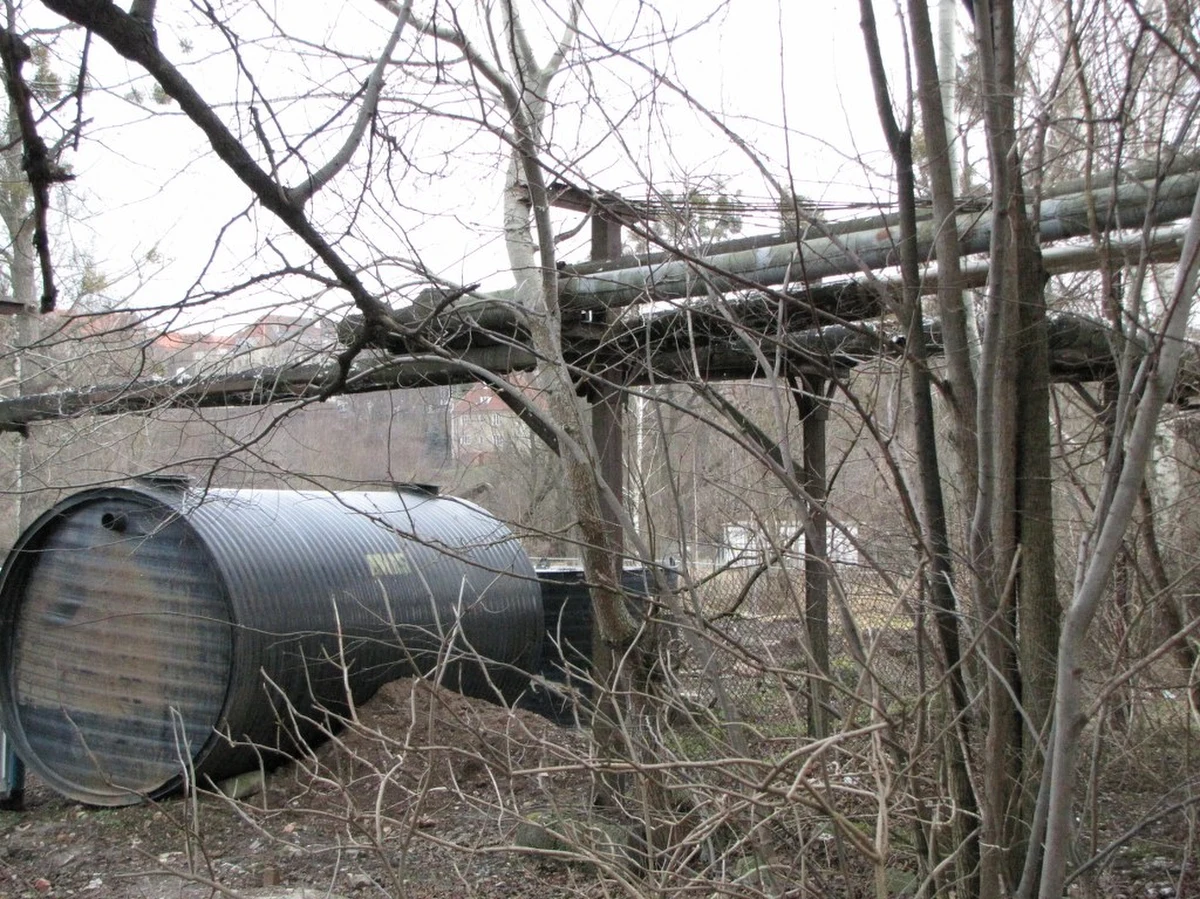 Dwa razy więcej ziemi niż planowano trzeba będzie wymienić, by oczyścić teren po dawnej gazowni przy ul. Knosały w Olsztynie. Prace miały się zakończyć w ubiegłym roku, ale okazało się, że nie wykryto wszystkich chemikaliów.