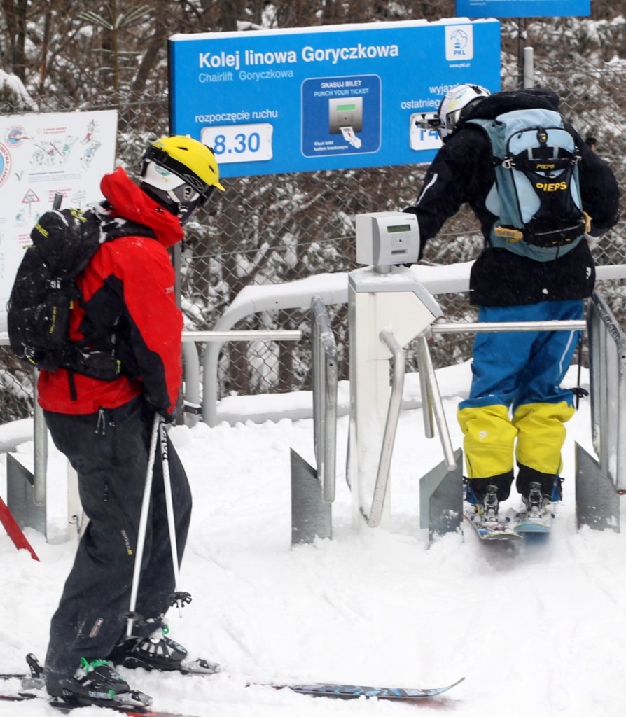 Miłośnicy nart i snowboardu wreszcie mogą szusować po zakopiańskich stokach. / fot. Grzegorz Momot / PAP Grzegorz Momot