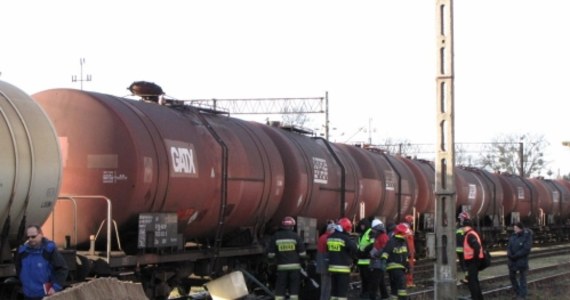 Strażacy zakończyli działania na miejscu wycieku oleju w Gutkowie niedaleko Olsztyna. Po zderzeniu kolejowych cystern z jednej z nich wyciekło ponad 60 tys. litrów niebezpiecznej substancji.

