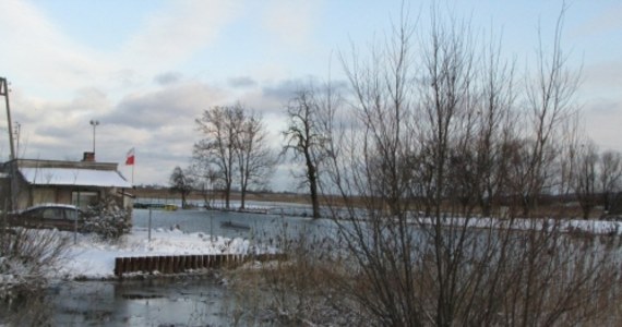 Woda w Bałtyku oraz w rzekach na terenie Żuław Wiślanych powoli opada, choć w większości miejsc nadal przekroczone są stany alarmowe. Zalane zostały jednak budynki w rejonie Elbląga, Suchacza i Tolkmicka.