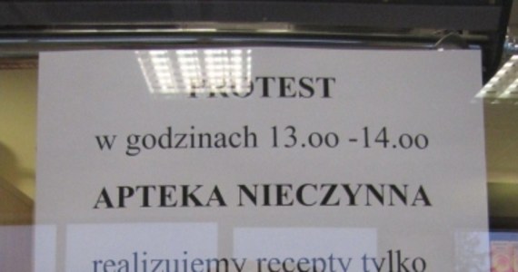 Od dziś Naczelna Rada Aptekarska zaostrza protest przeciwko zapisom nowej ustawy refundacyjnej. Apteki mają być zamknięte codziennie od godziny 13 do 14. NRA domaga się m.in. zniesienia kar dla farmaceutów, którzy realizują niewłaściwie wypisane recepty.