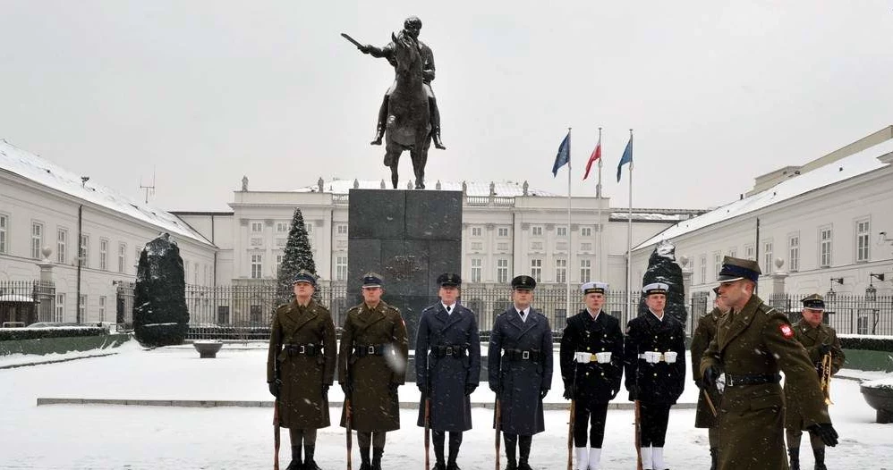 Zmiana warty przed Pałacem Prezydenckim