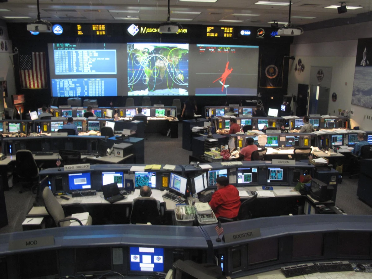 Rządowy spór o Kosmos. I to wcale nie jest żart. O nadzór nad kosmiczną działalnością, czyli nad Polską Agencją Kosmiczną, kłócą się Waldemar Pawlak - minister gospodarki, któremu do tej pory podlegało większość spraw dotyczących Kosmosu, i nowy minister cyfryzacji Michał Boni, który chciałby je przejąć.