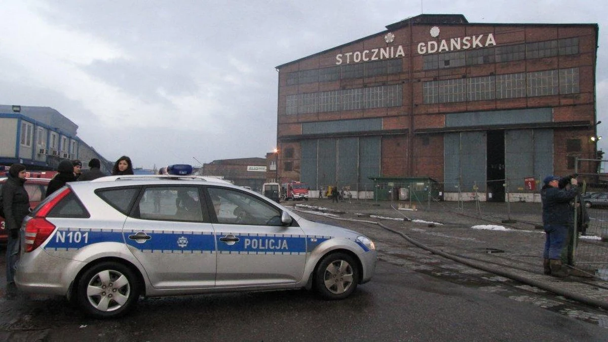 Straty po nocnym pożarze hali produkcyjnej na terenie byłej Stoczni Gdańskiej oszacowano na kilkadziesiąt milionów złotych. W hali, która doszczętnie spłonęła, produkowane były jachty. Nikt nie zginął - poinformowali strażacy. Dogaszanie pogorzeliska potrwa jeszcze kilka godzin.