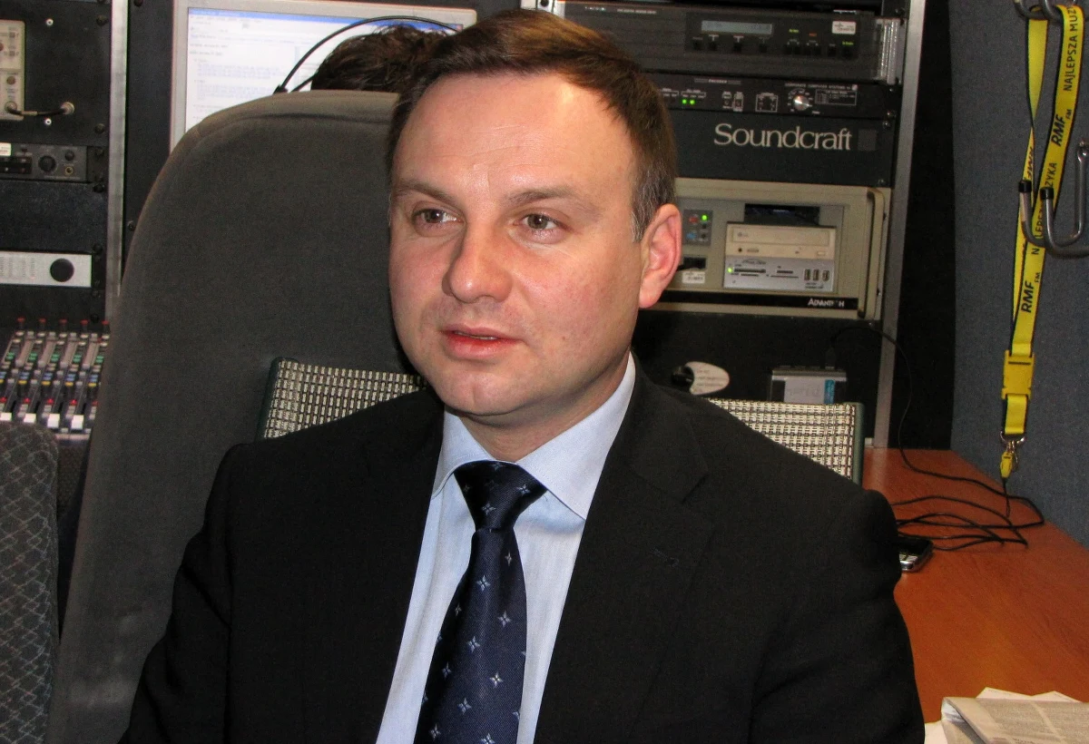 Raport MAK i raport Millera to nie są rzetelne ekspertyzy. Część ich teorii okazała się wierutną bzdurą - mówi gość Kontrwywiadu Andrzej Duda. Dziwię się, że komisja Millera wydała ekspertyzę bez laboratoryjnych badań wraku, bo takie ekspertyzy to jak lizanie loda przez szybkę - dodaje.