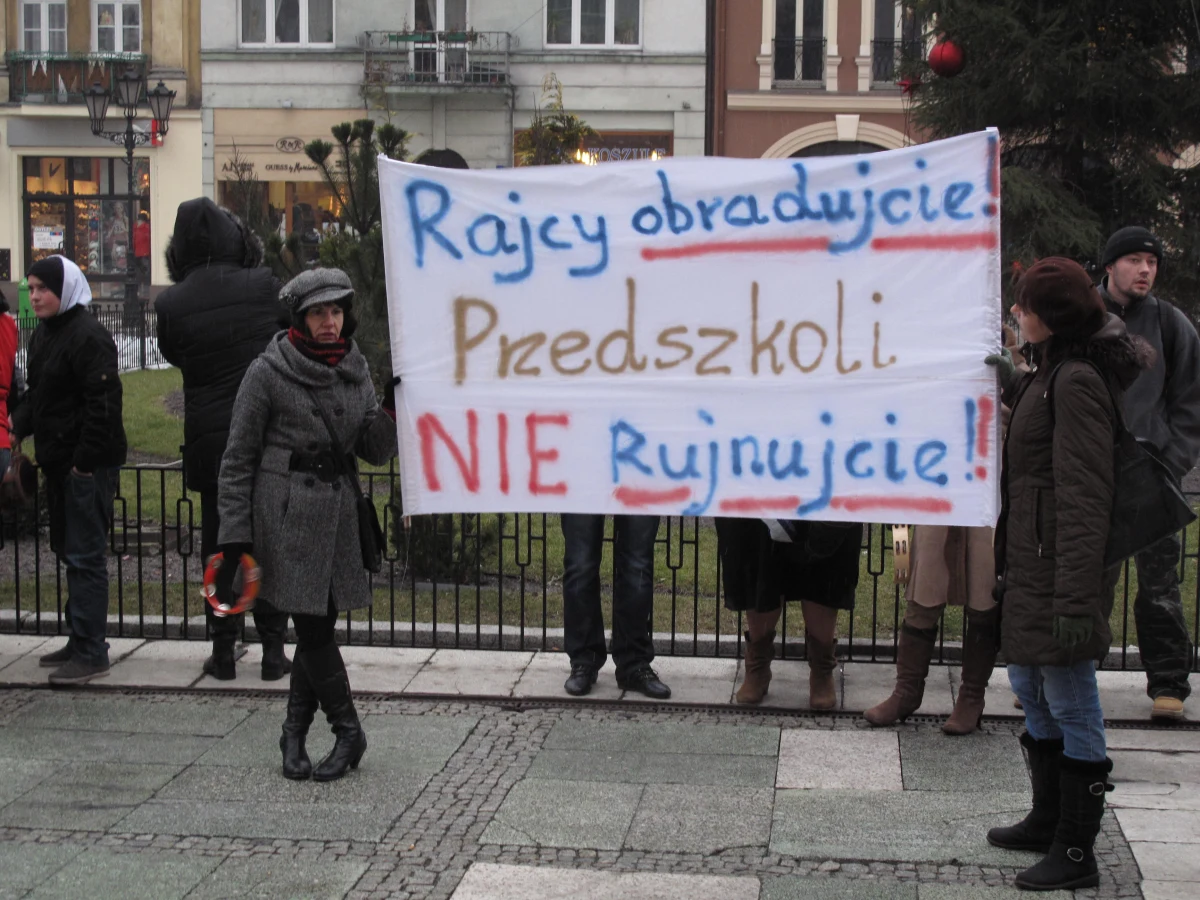 16 z 20 publicznych przedszkoli w Kaliszu w Wielkopolsce może zostać sprywatyzowanych. Uchwałę intencyjną w tej sprawie mają przyjąć kaliscy radni. Rodzicom, dziadkom i pracownikom przedszkoli ten pomysł się jednak nie podoba.