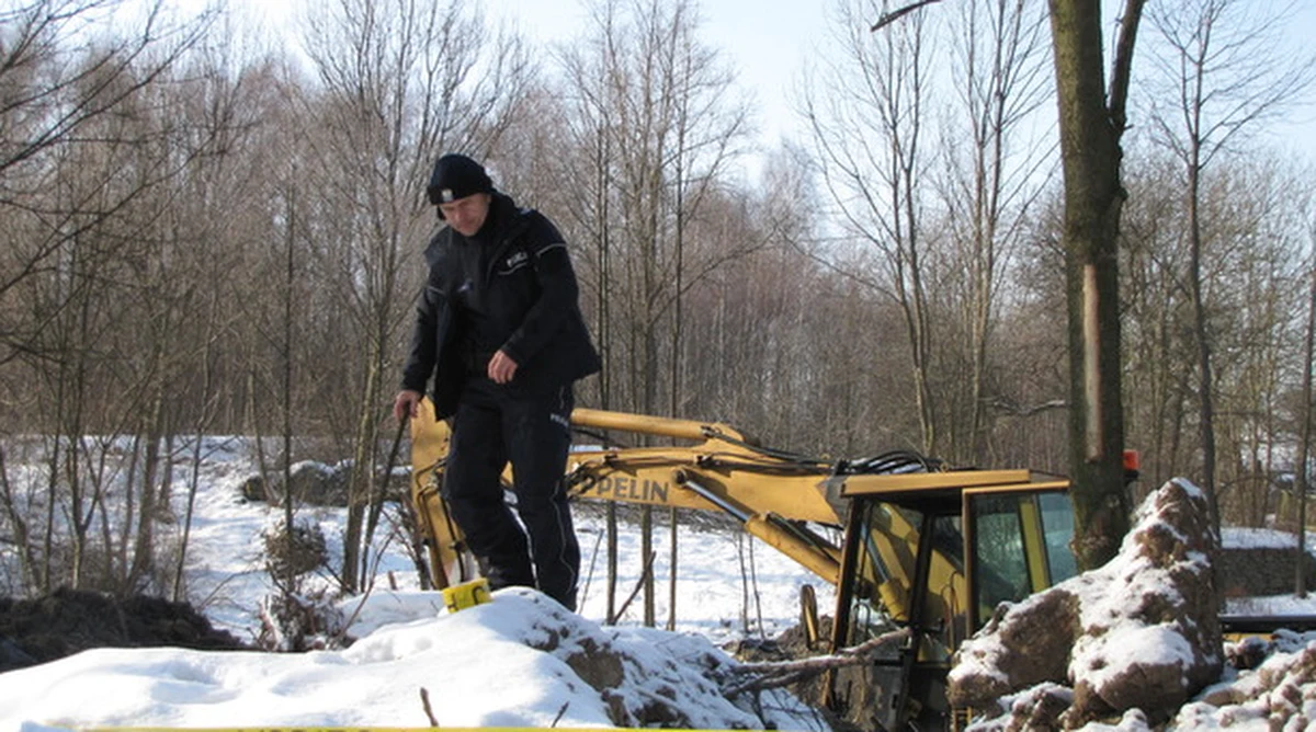 Tajemnicze szklane płytki - prawdopodobnie pochodzące ze szpitalnego laboratorium - odnaleziono w podkrakowskim Zalasie. Właśnie tam prokuratura szukała zakopanych worków z odpadami medycznymi. Tym razem koparkę wynajęli mieszkańcy.