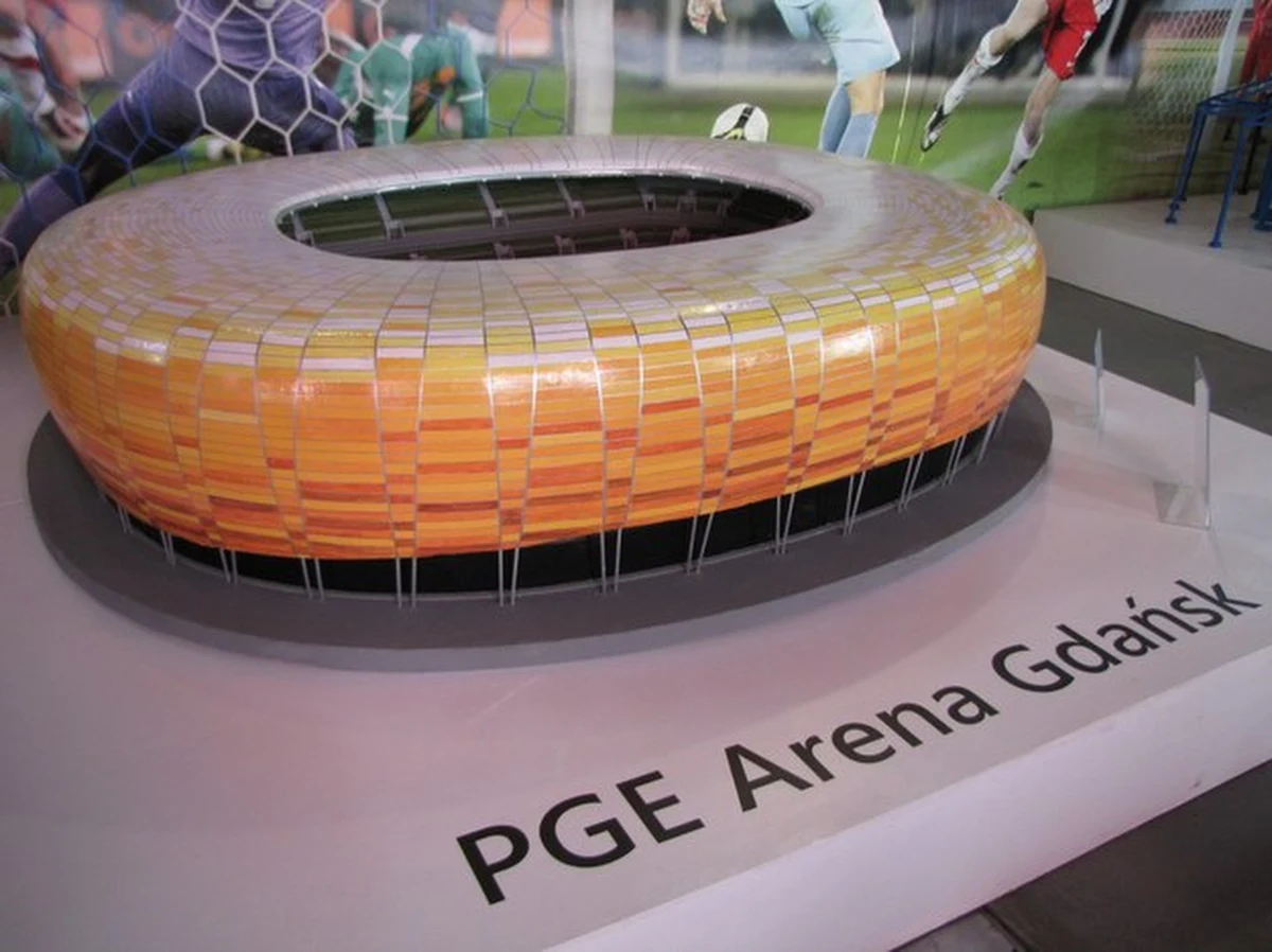 Mieszkańcy Łodzi mogą od dzisiaj zwiedzać wystawę miniatur stadionów zbudowanych na tegoroczne piłkarskie mistrzostwa Europy. Na powierzchni ponad 200 metrów kwadratowych w Centrum Nauki Experymentarium na terenie łódzkiej Manufaktury można oglądać osiem obiektów odtworzonych w skali 1:100.