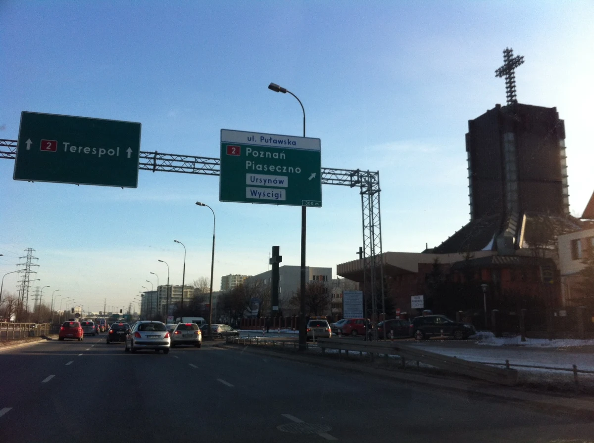 Jak wyjechać z Warszawy? Zastanawiają się kierowcy, którzy w drodze powrotnej z ferii mają stolicę na swojej drodze. I choć Zarząd Dróg Miejskich chwali się, że ustawił 80 nowych drogowskazów, to jednak część z tablic kieruje na trasy, które wciąż są w budowie. Poza tym w Warszawie w wielu miejscach wciąż brakuje drogowskazów. Mimo zapowiedzi w stolicy wciąż nie powstała bowiem kompleksowa strategia oznakowania.