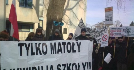 Dorośli i dzieci protestowali we wtorek na ulicach Warszawy przeciwko planom stołecznych władz. Według nieoficjalnych danych, ratusz planuje zamknąć lub połączyć około 40 szkół i przedszkoli. Urzędnicy tłumaczą to potrzebą zaciskania pasa. Chcą zaoszczędzić około 6 mln złotych.