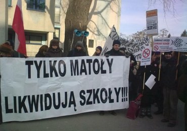 Protesty rodziców w Warszawie. "Zamykacie szkoły, przegracie wybory!"