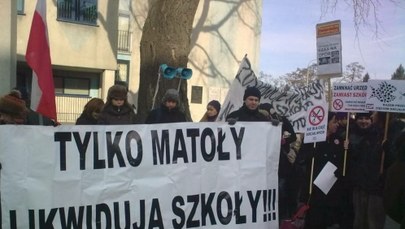 Protesty rodziców w Warszawie. "Zamykacie szkoły, przegracie wybory!"