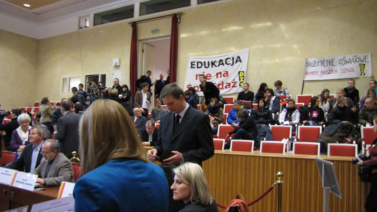 "Nauka nie na sprzedaż" oraz znane już "Tylko matoły likwidują szkoły" - transparenty z takimi hasłami pojawiły się na sesji stołecznej rady miasta. Przynieśli je rodzice, którzy sprzeciwiają się likwidacji warszawskich szkół. Dziś zapadną decyzje w sprawie około 20 placówek.
