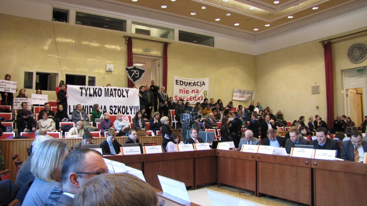 Kilkanaście warszawskich szkół do likwidacji lub połączenia - uchwaliła w nocy Rada Warszawy. Przeciwko tym rozwiązaniom protestowali na sesji uczniowie, rodzice i mieszkańcy. Uchwały dotyczące planów wobec szkół zostaną skierowane do kuratorium oświaty i dopiero po ich zaakceptowaniu radni będą mogli podjąć uchwały ws. likwidacji lub przekształcenia placówek.