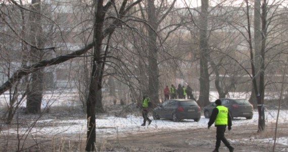 Policja podchodzi z dystansem do informacji pochodzących od detektywa Krzysztofa Rutkowskiego, który twierdzi, że matka małej Madzi z Sosnowca nie została napadnięta i nikt nie porwał dziecka. Według kobiety, sześciomiesięczna dziewczynka zmarła po tym, jak wypadła z kocyka i uderzyła się w głowę. Martwe dziecko matka miała włożyć do wózka i wywieźć z domu. Od rana trwają poszukiwania ciała Madzi.